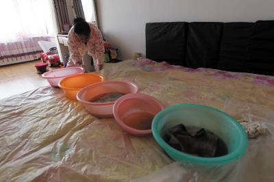 泰州楼上漏水，住户失联，小区没物管，业主维权难！律师来支招……